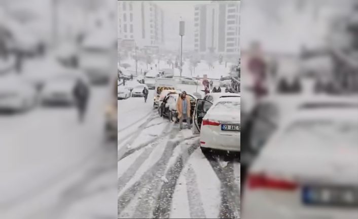 Elazığ’da kar yağışı sonrası zincirleme kaza: 10 araç birbirine girdi