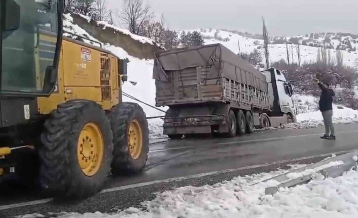 Elazığ’da karlı yolda kayarak yoldan çıkan tırı, ekipler kurtardı