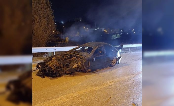 Elazığ’da otomobil aydınlatma direğine çarptı: 2 yaralı