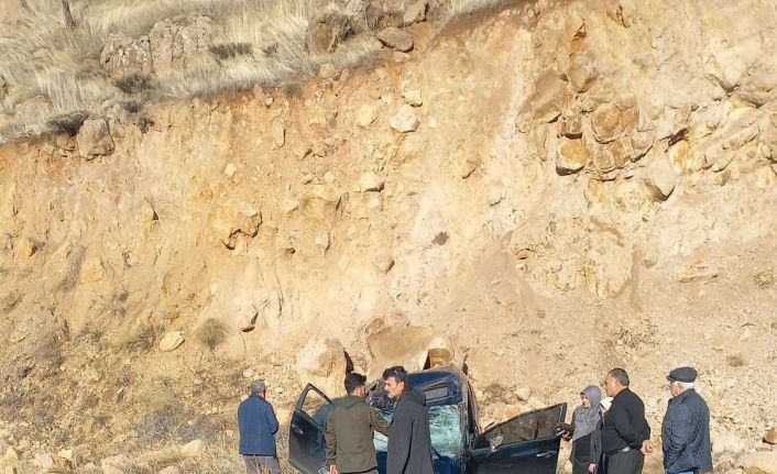 Elazığ’da otomobil takla attı: 1’i ağır 2 yaralı