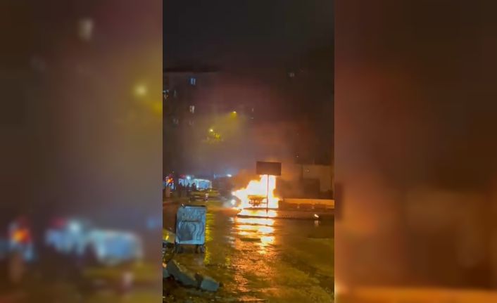 Elazığ’da park halindeki araç alev topuna döndü