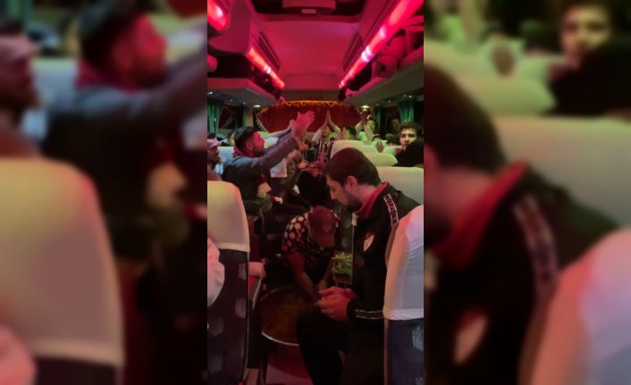 Elazığsporlu taraftarlar otobüste çiğ köfte yoğurdu