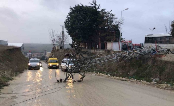 Elektrik direği devrildi, fabrikalara giden yol kapandı