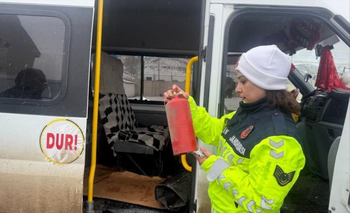 Eleşkirt’te jandarmadan servis araçlarına denetim