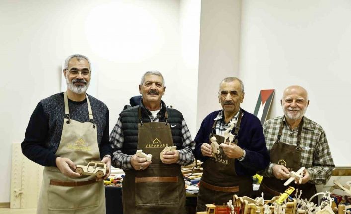 Emekliliğin tadını oyuncak yaparak çıkarıyorlar