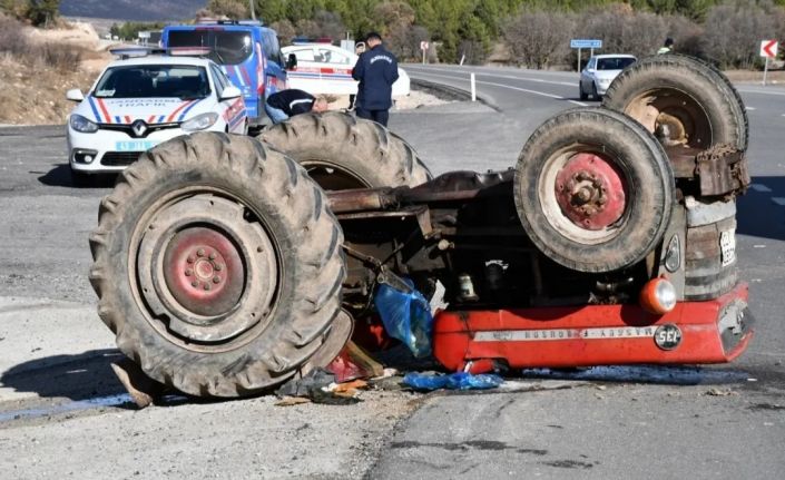 Emet’te traktör ile kamyonet çarpıştı, 1 kişi yaralandı