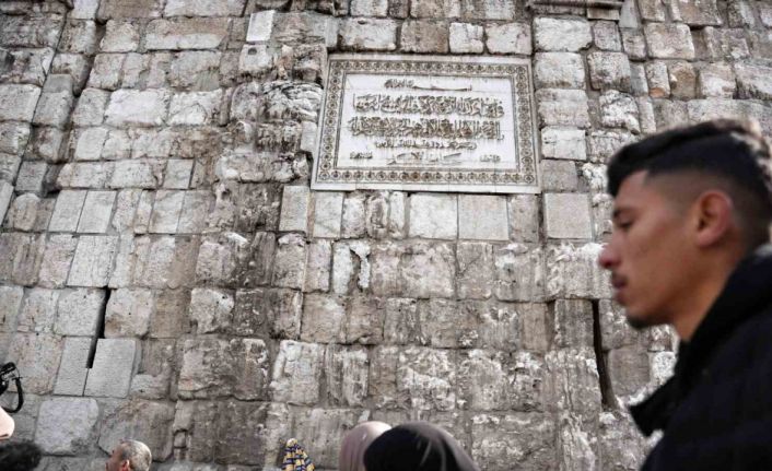 Emevi Camii’nin duvarındaki Hafız Esad’ın ismi çekiçle kazındı