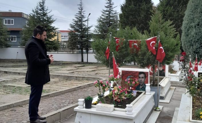 EMŞAV İl Başkanı, şehit aileleriyle birlikte şehitlikleri ziyaret etti