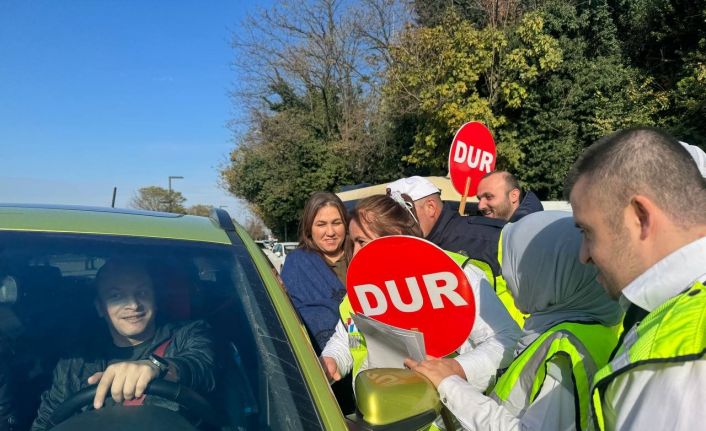 Engelli bireyler trafik görevlisi oldu, sürücüleri uyardı