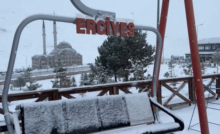 Erciyes’e yağan kar tatilcilerin yüzünü güldürdü