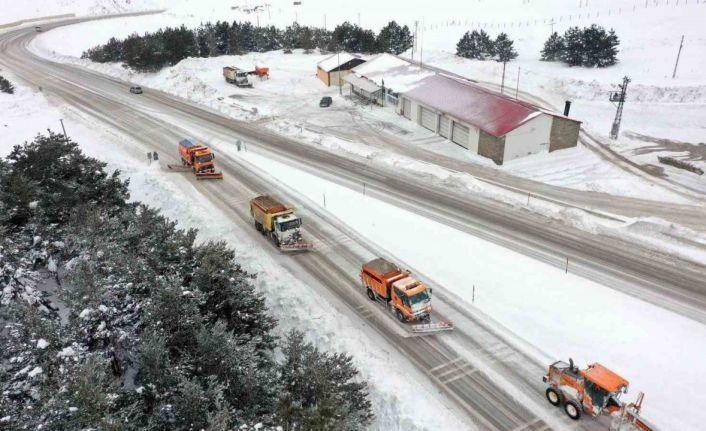 Erzincan güne kar yağışıyla uyandı