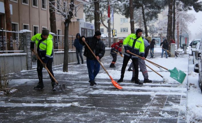 Erzincan şehir merkezinde karla mücadele devam ediyor