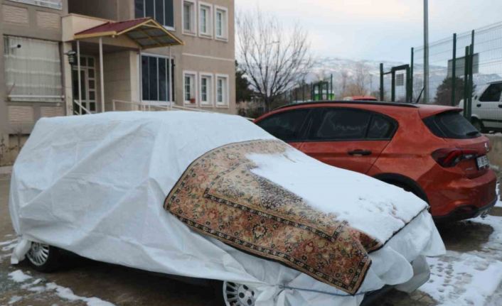 Erzincan’da araçlar soğuktan halı ve battaniyelerle korunuyor