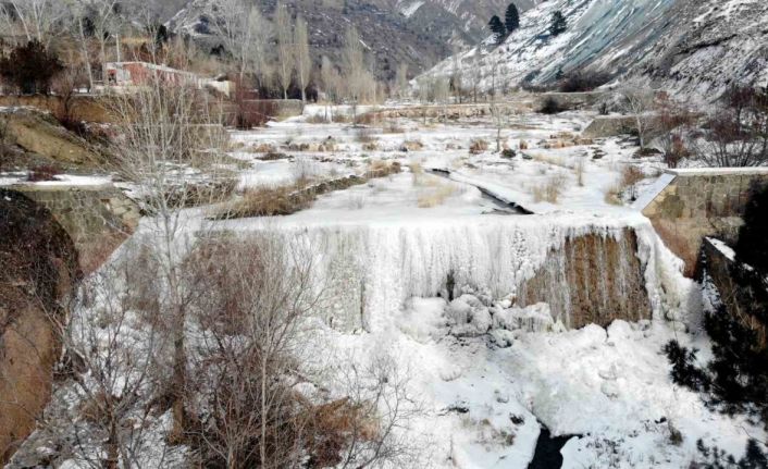 Erzincan’da dereler buz tuttu