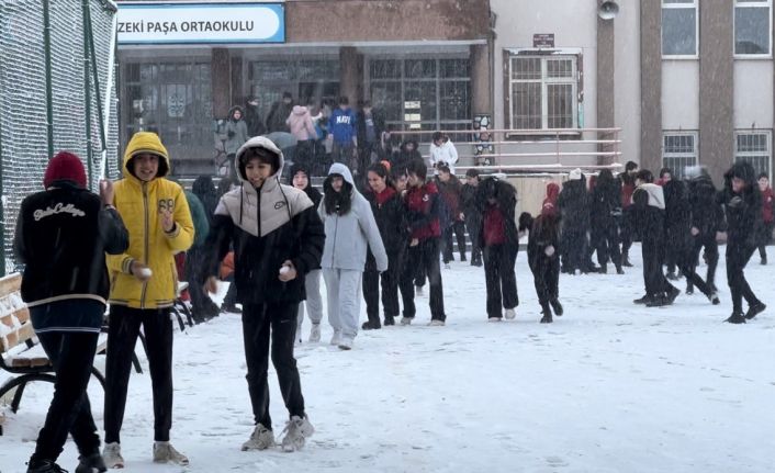 Erzincan’da okullarda kartopu şenliği yaşandı