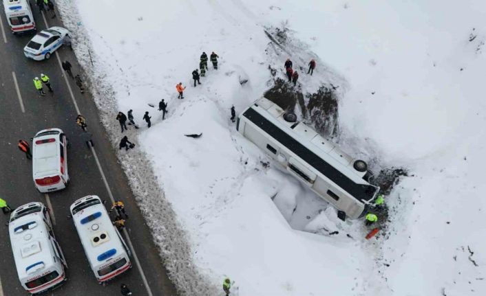 Erzincan’da otobüs şarampole uçtu: 21 yaralı