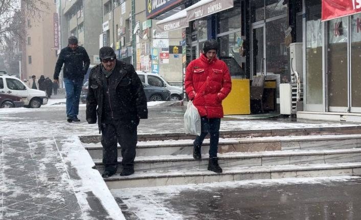 Erzincan’da vatandaşın buz ile imtihanı gülümsetti