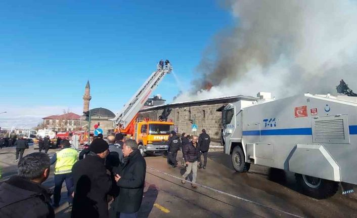 Erzurum’da tarihi binada çıkan yangın söndürüldü