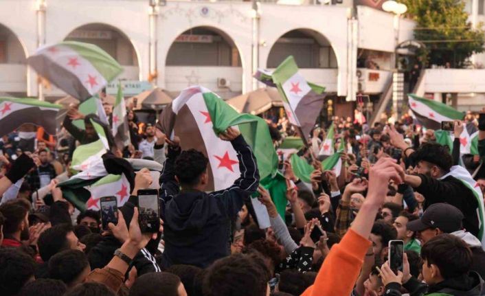 Esed ülkeyi terk etti, Mersin’deki Suriyeliler kutlama yaptı