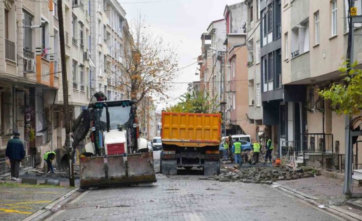 Esenyurt Belediyesi, tahrip olan yolları parke taşı çalışmalarıyla yeniliyor