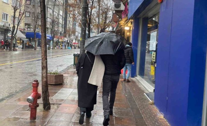 Eskişehir’de yağmur kent merkezinde yoğunluğu azalttı