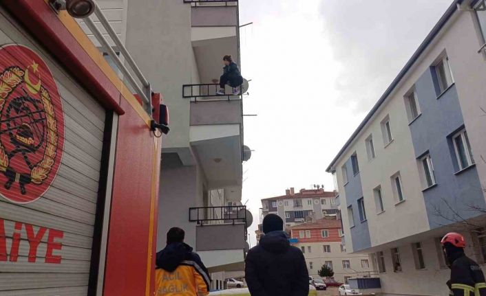 Evinin balkonunda intihara kalkışan kadını polis ekipleri ikna etti