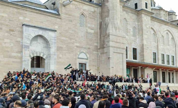 Fatih Camii’nde toplanan Suriyeliler, Esad rejiminin devrilmesini kutluyor