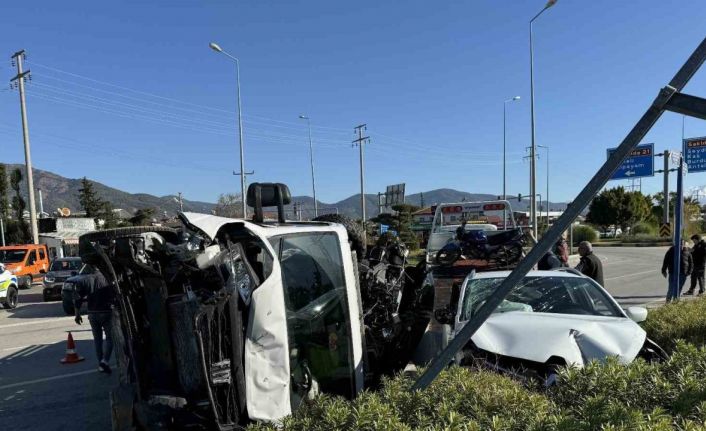 Fethiye’de çekiciye çarpan otomobildeki üç kişi yaralandı