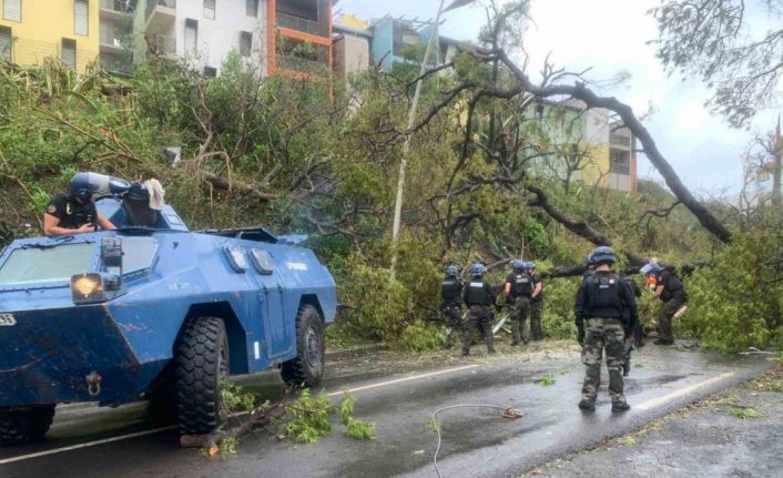 Fransa’nın denizaşırı toprağı Mayotte’yi Chido Kasırgası vurdu: 14 ölü