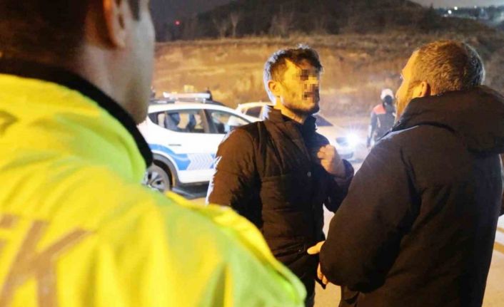 Gazetecilere küfredip polise ecel teri döktürdü