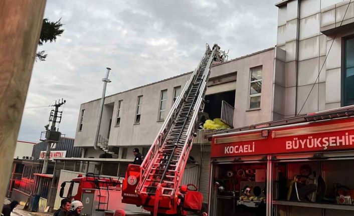 Gebze’de plastik malzeme imalathanede yangın