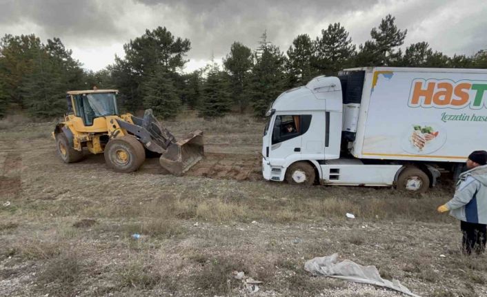 Gece yoldan çıkan ve çamura saplanan tır gündüz dozerle kurtarıldı