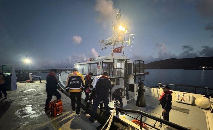 Gökçeada’da rahatsızlanan vatandaşın tıbbi tahliyesi Sahil Güvenlik ekiplerince gerçekleştirildi