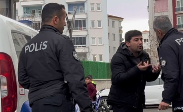 Gözaltına alınmak istenen şahıs, “Beni döv” diye polis memuruna yalvardı