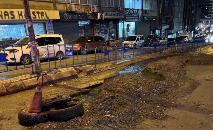 Güngören’de İSKİ’nin çalışması sırasında aynı yol ikinci kez çöktü