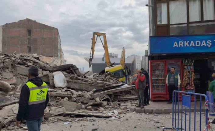 Güngören’de kentsel dönüşüm kapsamında yıkımı yapılan bina çöktü