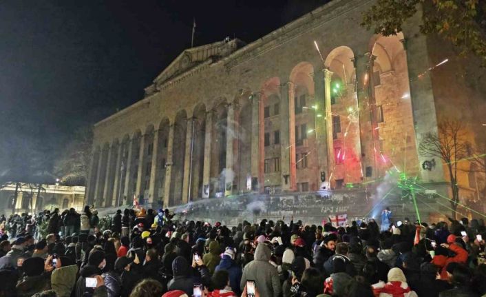 Gürcistan parlamentosu önünde tansiyon düşmüyor: 22 gözaltı