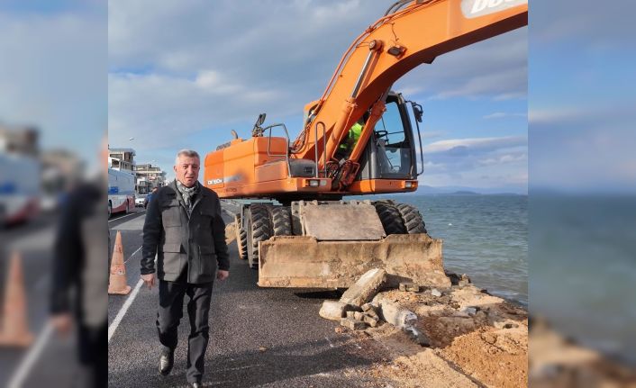 Güzelbahçe sahiline yürüyüş yolu yapılıyor