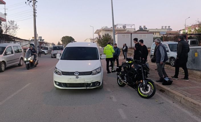 Hafif ticari araçla motosikletin çarpıştığı kazada motosikletli yaralandı