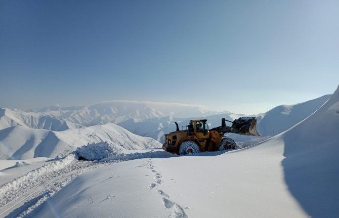 Hakkari askeri üs bölgelerde karla mücadele sürüyor