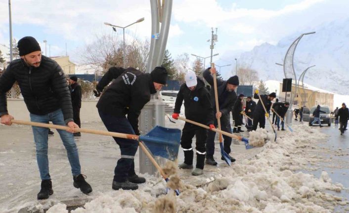 Hakkari’de 55 kişilik kar ve buz timi görev başında