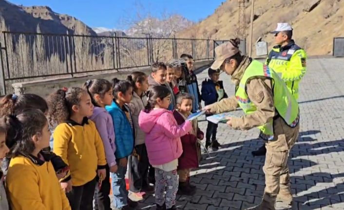 Hakkari’de jandarma ekipleri köydeki öğrencilere trafik eğitimi veriyor