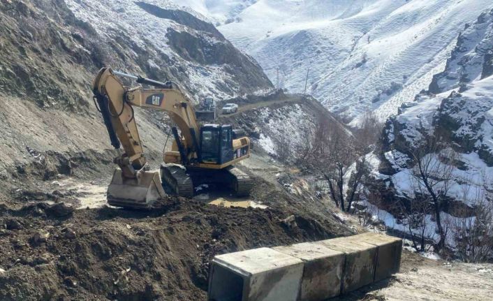 Hakkari’de köy yolları kışa hazırlanıyor