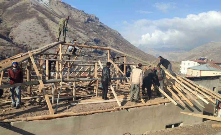 Hakkari’de şiddetli rüzgar çatıları uçurdu