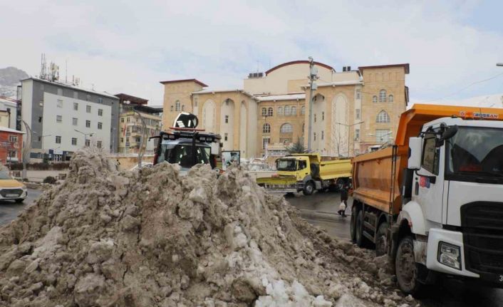 Hakkari’deki kar yığınları şehir dışına çıkarıldı