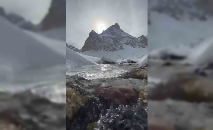 Hakkari’nin saklı cenneti kar ve buzla kaplandı