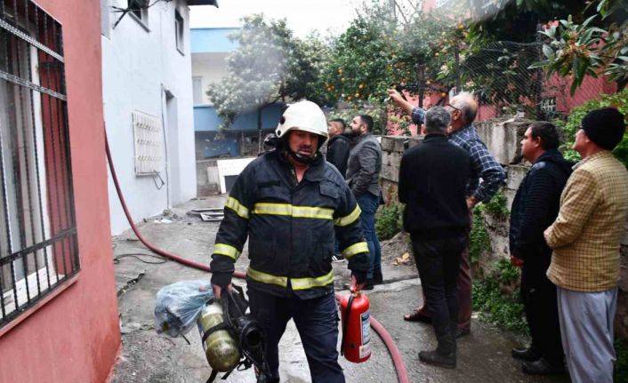 Hatay’da alevlere teslim olan ev kullanılmaz hale geldi