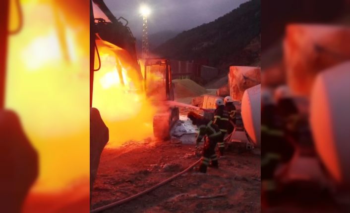 Hatay’da iş makinesi alevlere teslim oldu