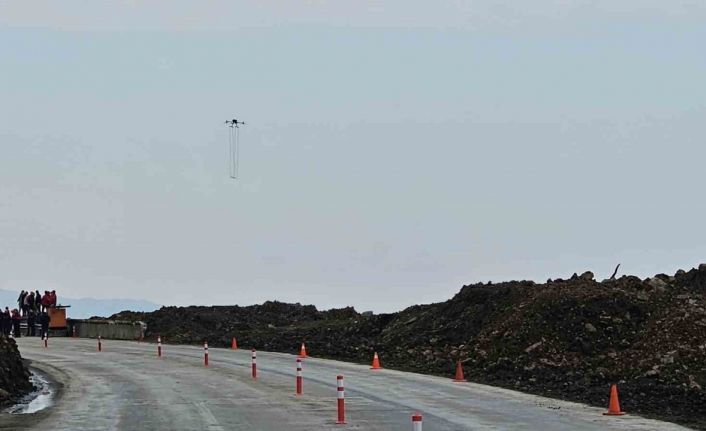 Heyelan sahasında dron ile havadan alan taraması yapılıyor