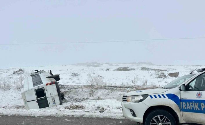 Horasan’da minibüs devrildi